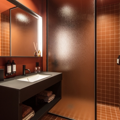 Badkamermeubilair, rand uit volkern & LED spiegelwand							| Maison Margo, urban guesthouse Gent