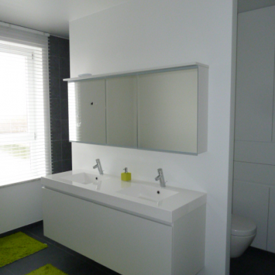 Badkamermeubilair, laminaat in de massa gekleurd & LED spiegelwand							| appartement Lauwe