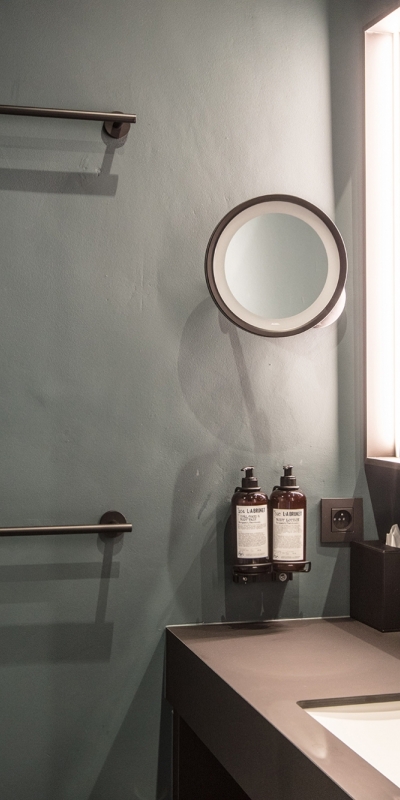 Badkamermeubilair, rand uit volkern & LED spiegelwand							| Maison Margo, urban guesthouse Gent