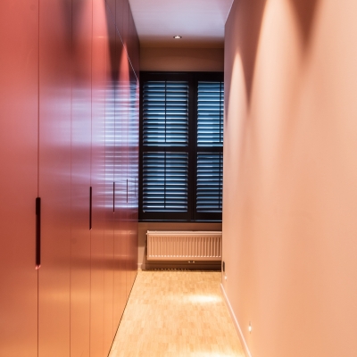 Gelakte kastenwand, scheidingswand, plafond							| appartement Gent 