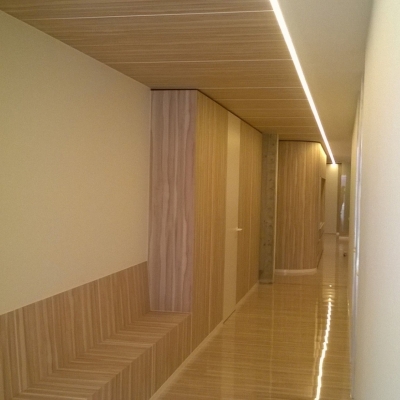 Lamminaatwanden met ingewerkte kasten & deuren, gebogen wanden, zitbank, plafond uit laminaat							| Oogartsenpraktijk Witters, Gent