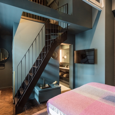 Voorzetwanden, scheidingswanden, deuren, schuifdeuren & badkamerblok met ingerichte mezzanine							| Maison Margo, urban guesthouse Gent