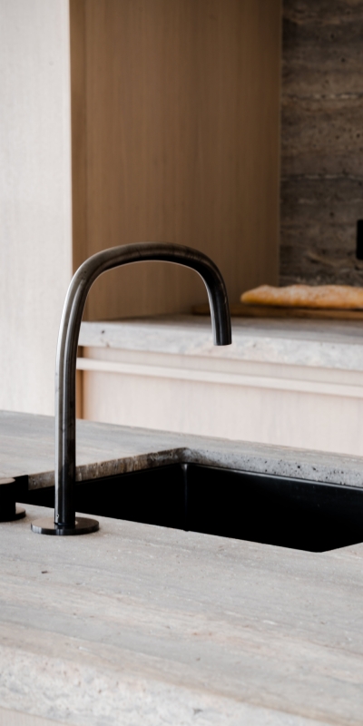 Accenten in gunmetal - onderbouw spoelbak plus kraanwerk | Woning Roeselare